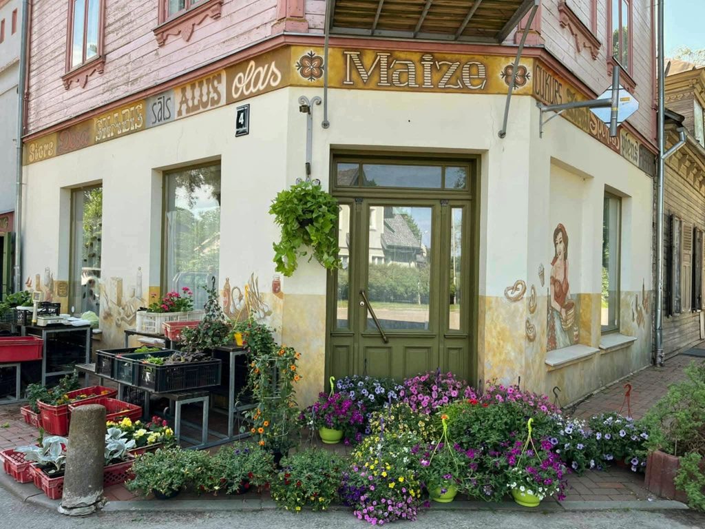 Burvīga stūra maiznīca ar apgleznotām sienām un ziediem